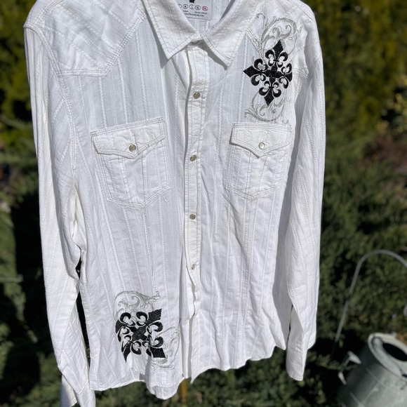 Mens 2x Pop Icon White Long Sleeved Snap up Shirt. Has slight underarm stain - Picture 2 of 8